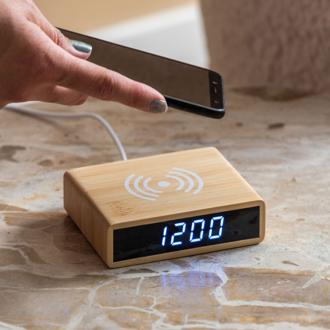 Fat - Réveil en bois avec chargeur téléphone
