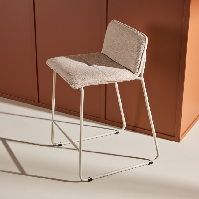 Bisbee - Lot de 2 tabourets de bar en tissu bouclette pieds beiges H65cm