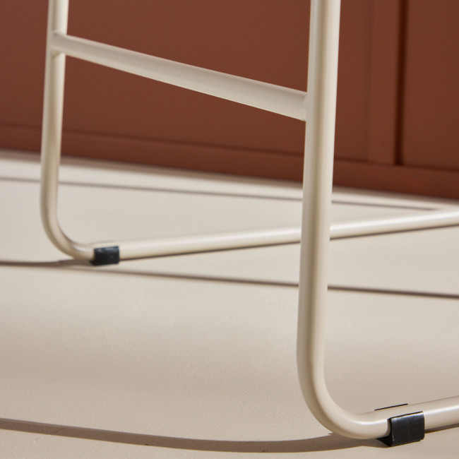 Bisbee - Lot de 2 tabourets de bar en tissu bouclette pieds beiges H65cm