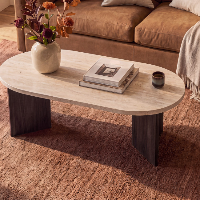 Calian - Table basse ovale en bois et effet travertin