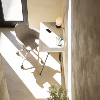 Chaise de bureau en tissu bouclette avec accoudoirs pivotante à