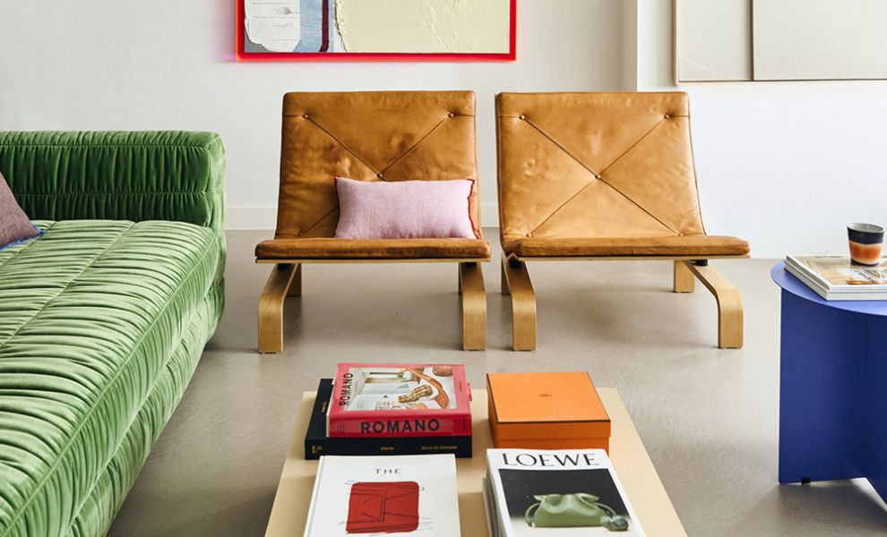 Comment utiliser une table basse pour mettre en valeur des objets de décoration ?