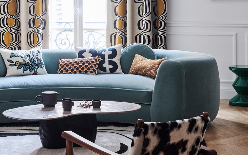 Quelle couleur de coussin sur un canapé bleu ?